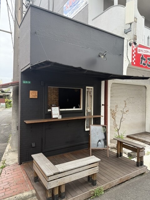 むすび珈琲の店先と木のベンチ