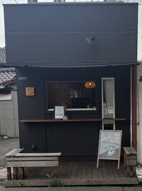 南小倉にあるむすび珈琲の黒い店舗外観